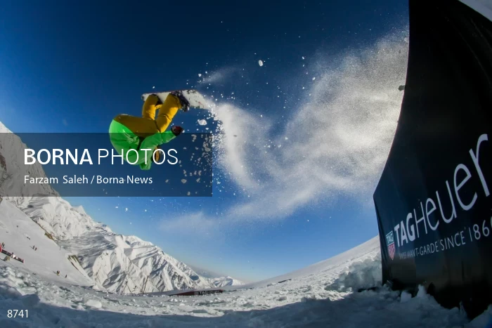 Snowboarder in Darbandsar Ski resort