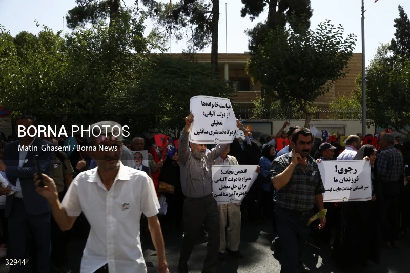 Gathering of "Nejat Society" members in front of the Red Cross office in Tehran