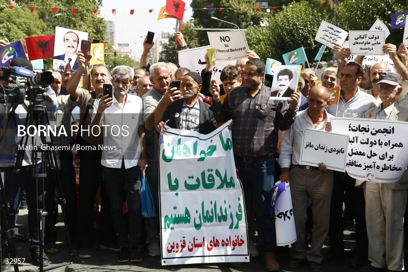 Gathering of "Nejat Society" members in front of the Red Cross office in Tehran