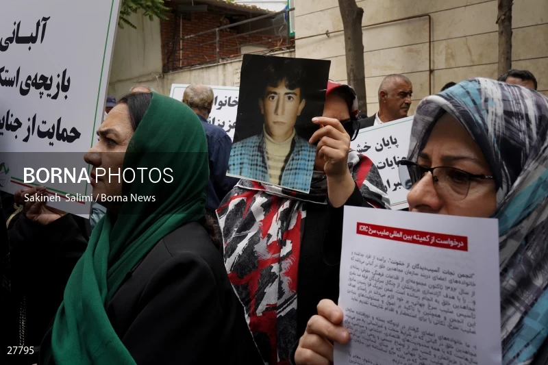 Gathering of "Nejat Society" members in front of the Red Cross office in Tehran