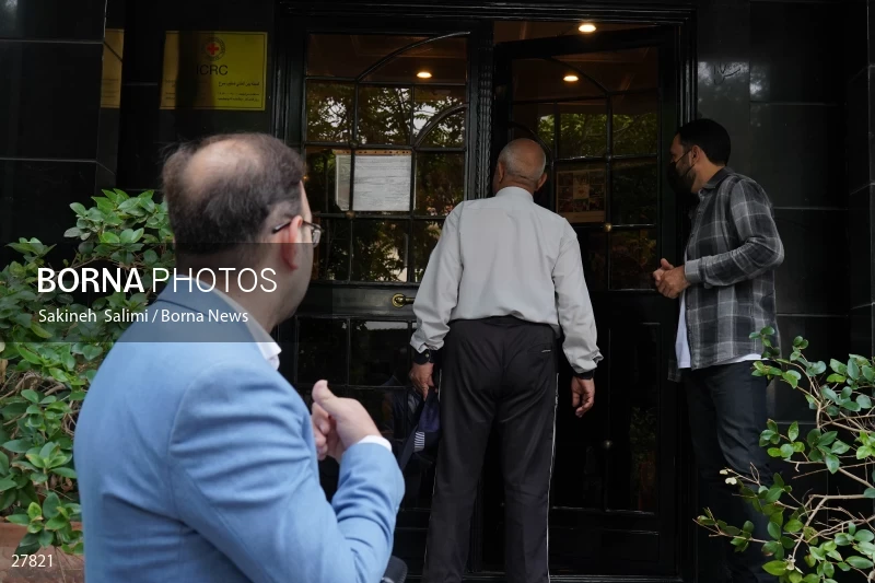 Gathering of "Nejat Society" members in front of the Red Cross office in Tehran