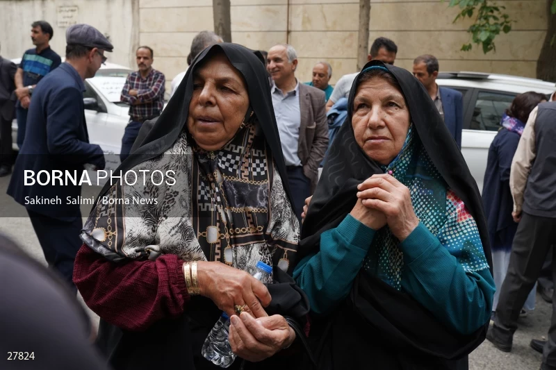 Gathering of "Nejat Society" members in front of the Red Cross office in Tehran