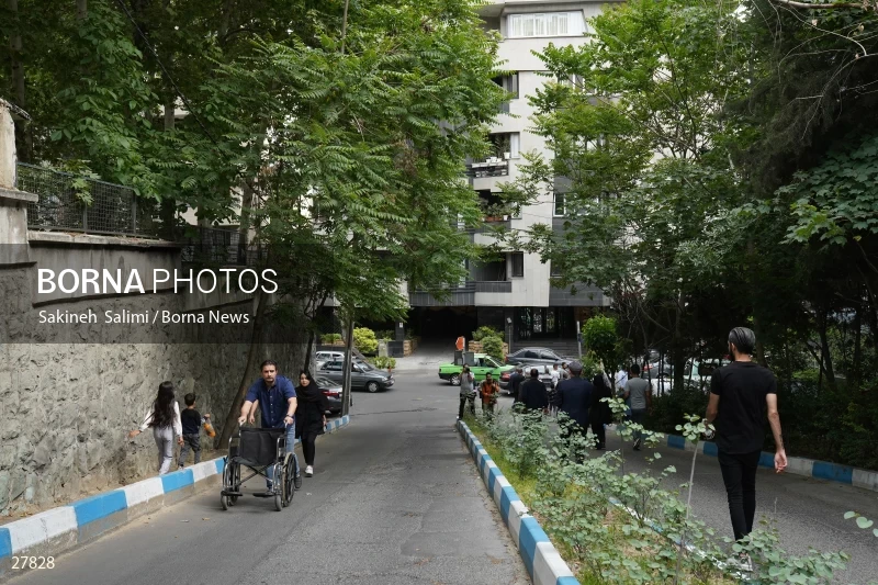 Gathering of "Nejat Society" members in front of the Red Cross office in Tehran