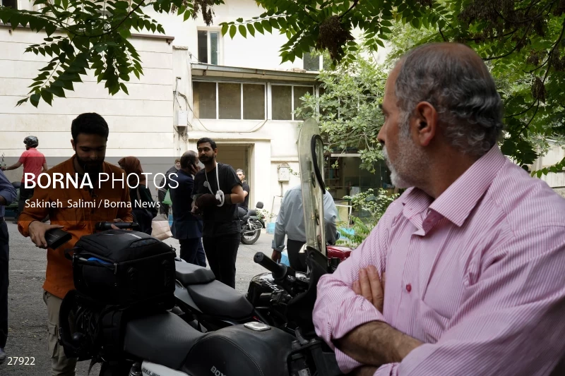 Gathering of "Nejat Society" members in front of the Red Cross office in Tehran