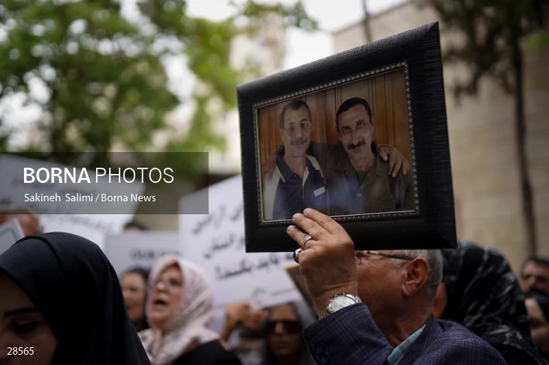 Gathering of "Nejat Society" members in front of the Red Cross office in Tehran