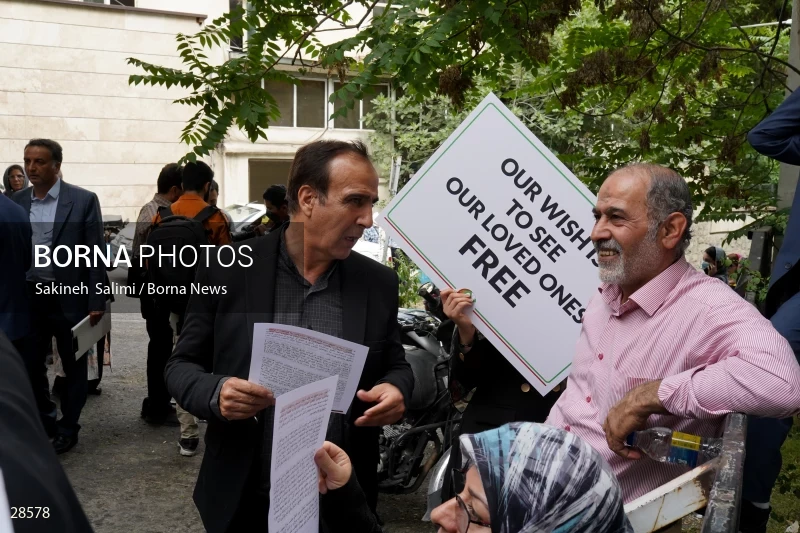 Gathering of "Nejat Society" members in front of the Red Cross office in Tehran