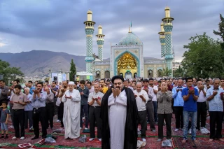 نماز عید سعید فطر در امامزاده پنجتن لویزان