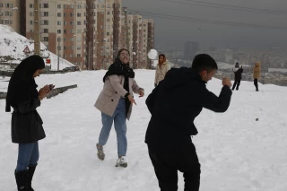 شهر تهران در یک روز برفی
