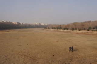 رودخانه خالی از آب زاینده رود در ابتدای پل تاریخی خواجو