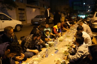 ضیافت افطاری در خیابان شهیدی تهران