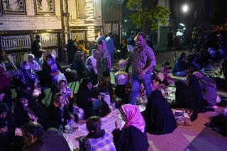 ضیافت افطاری در خیابان شهیدی تهران