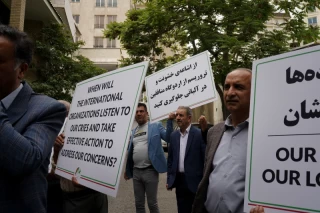 تجمع اعضای «انجمن نجات» مقابل دفتر صلیب سرخ