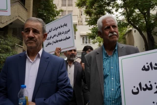 تجمع اعضای «انجمن نجات» مقابل دفتر صلیب سرخ