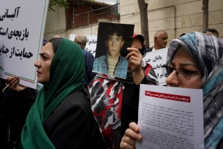 تجمع اعضای «انجمن نجات» مقابل دفتر صلیب سرخ