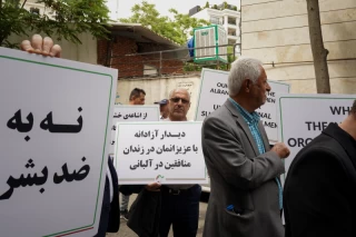 تجمع اعضای «انجمن نجات» مقابل دفتر صلیب سرخ