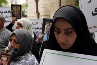 تجمع اعضای «انجمن نجات» مقابل دفتر صلیب سرخ