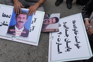 تجمع اعضای «انجمن نجات» مقابل دفتر صلیب سرخ