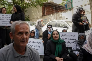 تجمع اعضای «انجمن نجات» مقابل دفتر صلیب سرخ