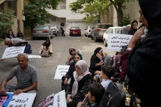 تجمع اعضای «انجمن نجات» مقابل دفتر صلیب سرخ