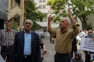 تجمع اعضای «انجمن نجات» مقابل دفتر صلیب سرخ