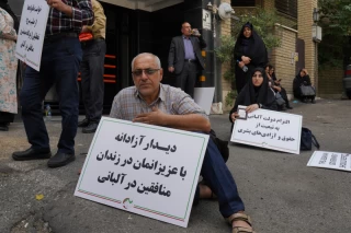 تجمع اعضای «انجمن نجات» مقابل دفتر صلیب سرخ