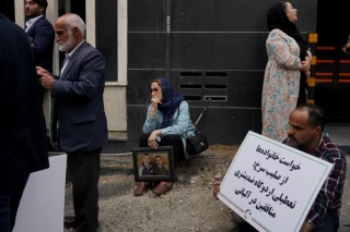 تجمع اعضای «انجمن نجات» مقابل دفتر صلیب سرخ