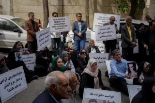 تجمع اعضای «انجمن نجات» مقابل دفتر صلیب سرخ