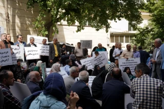 تجمع اعضای «انجمن نجات» مقابل دفتر صلیب سرخ
