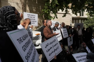 تجمع اعضای «انجمن نجات» مقابل دفتر صلیب سرخ