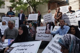 تجمع اعضای «انجمن نجات» مقابل دفتر صلیب سرخ