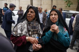 تجمع اعضای «انجمن نجات» مقابل دفتر صلیب سرخ
