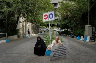 تجمع اعضای «انجمن نجات» مقابل دفتر صلیب سرخ