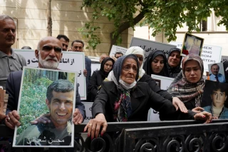 تجمع اعضای «انجمن نجات» مقابل دفتر صلیب سرخ