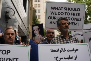 تجمع اعضای «انجمن نجات» مقابل دفتر صلیب سرخ