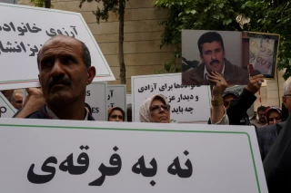 تجمع اعضای «انجمن نجات» مقابل دفتر صلیب سرخ