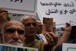 تجمع اعضای «انجمن نجات» مقابل دفتر صلیب سرخ