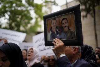 تجمع اعضای «انجمن نجات» مقابل دفتر صلیب سرخ