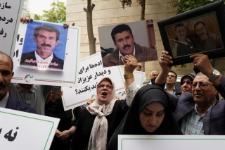 تجمع اعضای «انجمن نجات» مقابل دفتر صلیب سرخ
