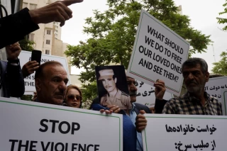 تجمع اعضای «انجمن نجات» مقابل دفتر صلیب سرخ