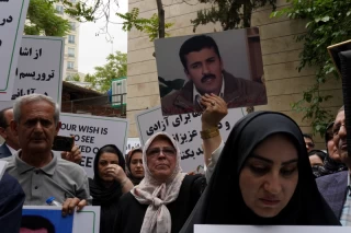 تجمع اعضای «انجمن نجات» مقابل دفتر صلیب سرخ