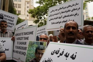 تجمع اعضای «انجمن نجات» مقابل دفتر صلیب سرخ