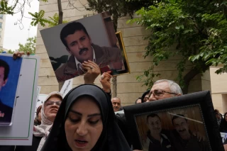 تجمع اعضای «انجمن نجات» مقابل دفتر صلیب سرخ