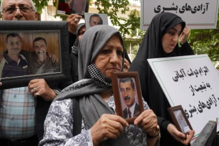 تجمع اعضای «انجمن نجات» مقابل دفتر صلیب سرخ