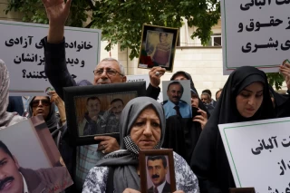 تجمع اعضای «انجمن نجات» مقابل دفتر صلیب سرخ