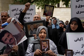 تجمع اعضای «انجمن نجات» مقابل دفتر صلیب سرخ