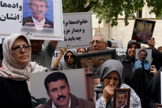 تجمع اعضای «انجمن نجات» مقابل دفتر صلیب سرخ