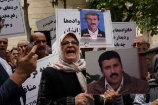 تجمع اعضای «انجمن نجات» مقابل دفتر صلیب سرخ