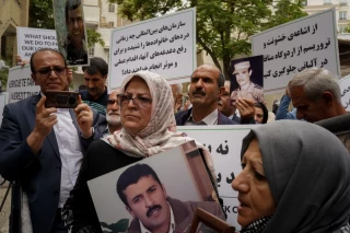 تجمع اعضای «انجمن نجات» مقابل دفتر صلیب سرخ