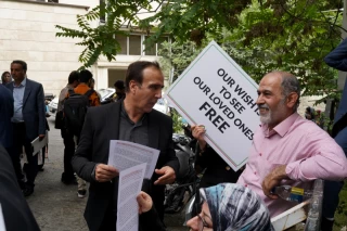 تجمع اعضای «انجمن نجات» مقابل دفتر صلیب سرخ
