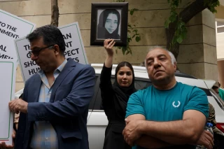 تجمع اعضای «انجمن نجات» مقابل دفتر صلیب سرخ